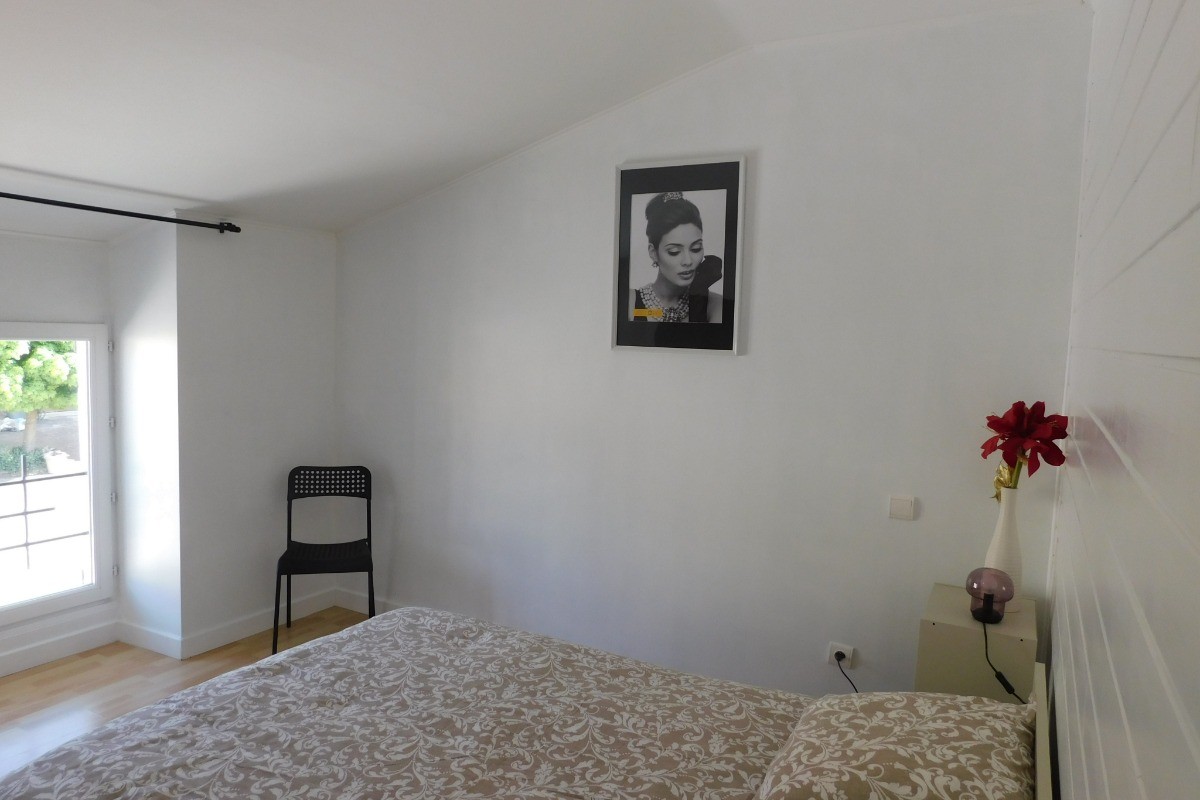 Chambre blanche lit double