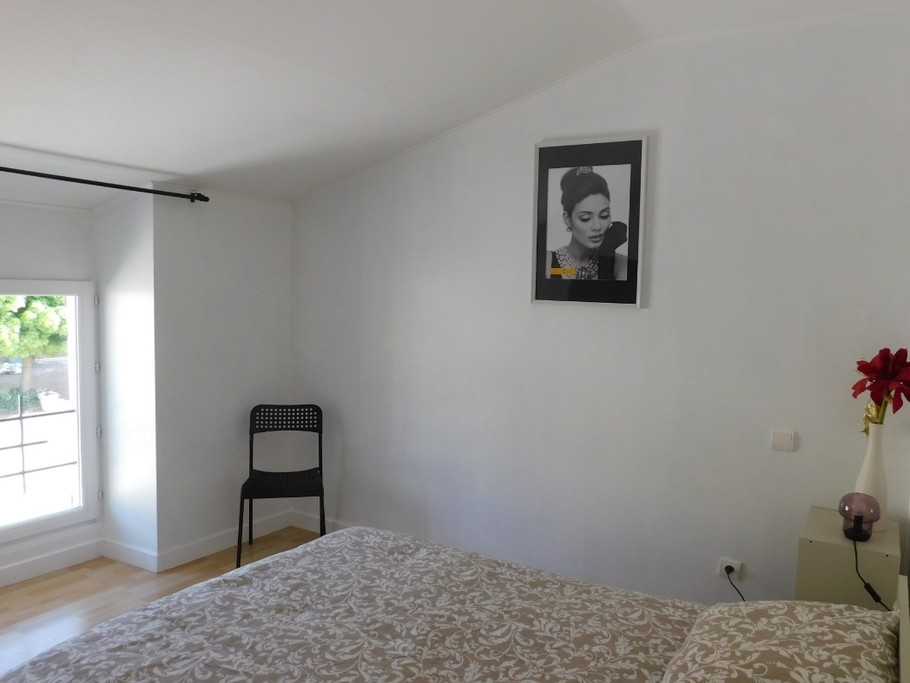 Chambre blanche lit double