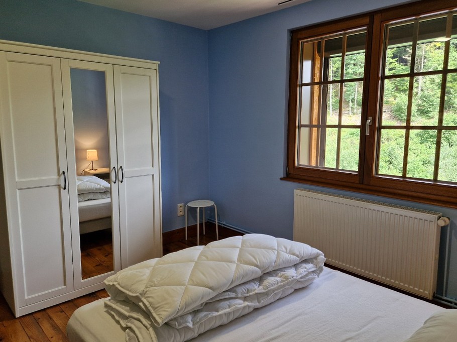 Troisième chambre avec 1 lit double et 2 lits superposés - Gîte de la Haute Hardoye (14 pers) dans les Vosges