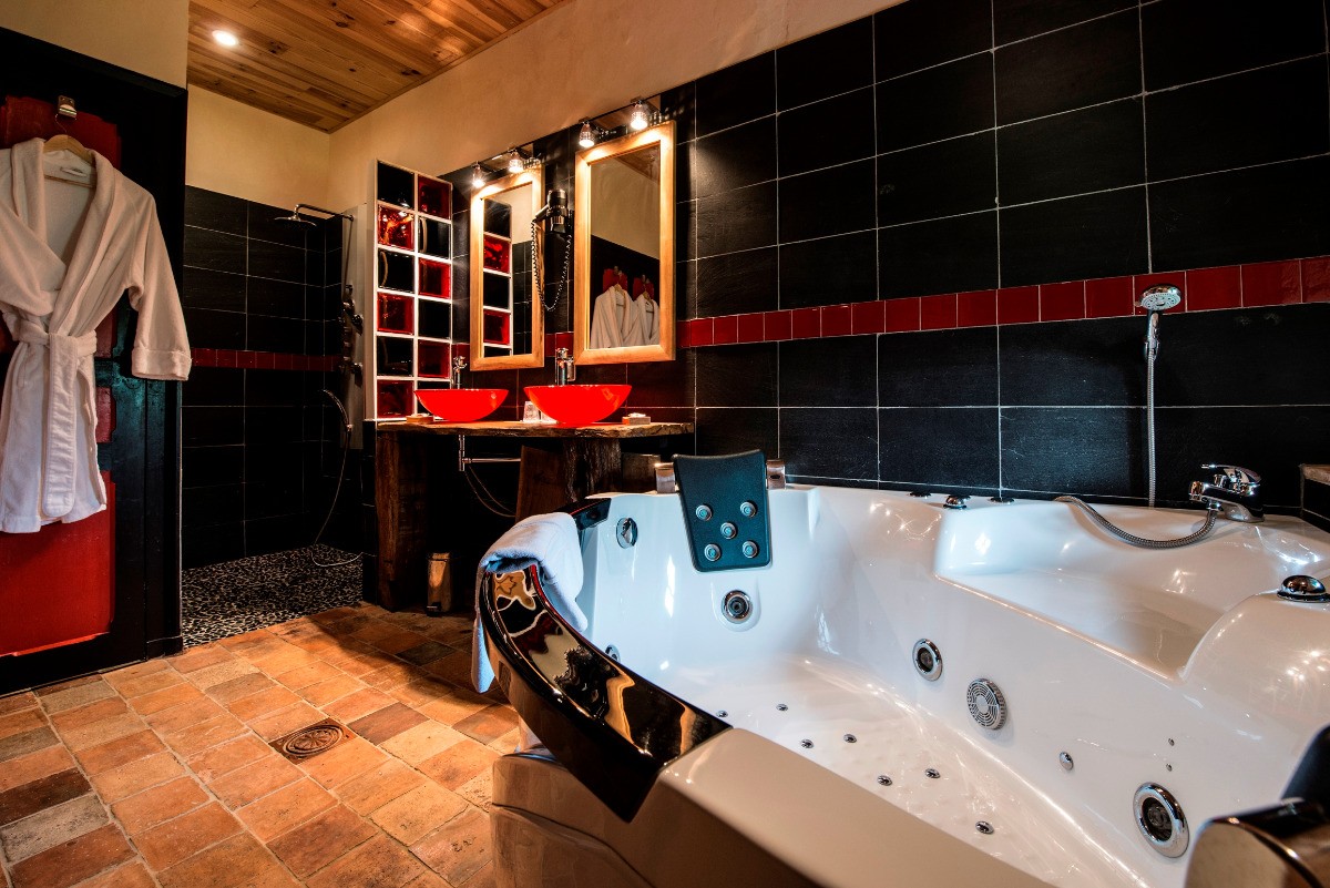 Jacuzzi/ balnéo 2 places privatif, douche à l'italienne hydromassante