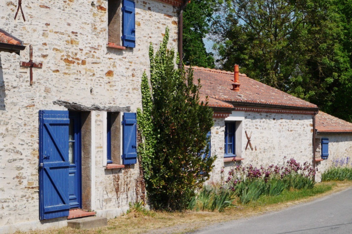 Ancienne longère rénovée, mitoyenne au gîte