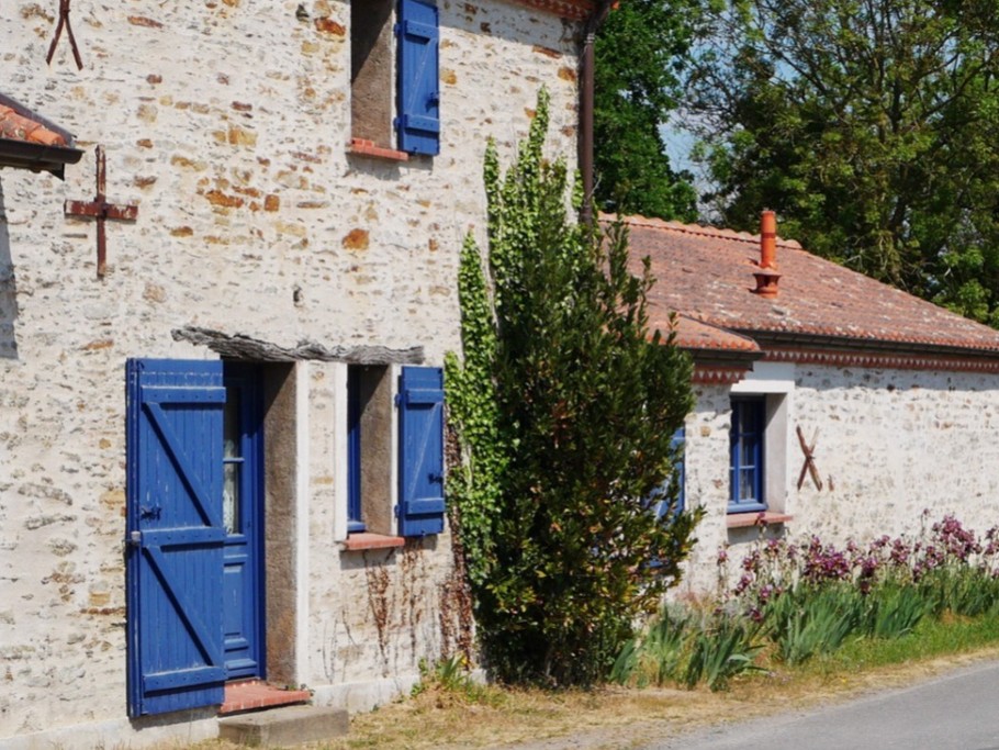 Ancienne longère rénovée, mitoyenne au gîte