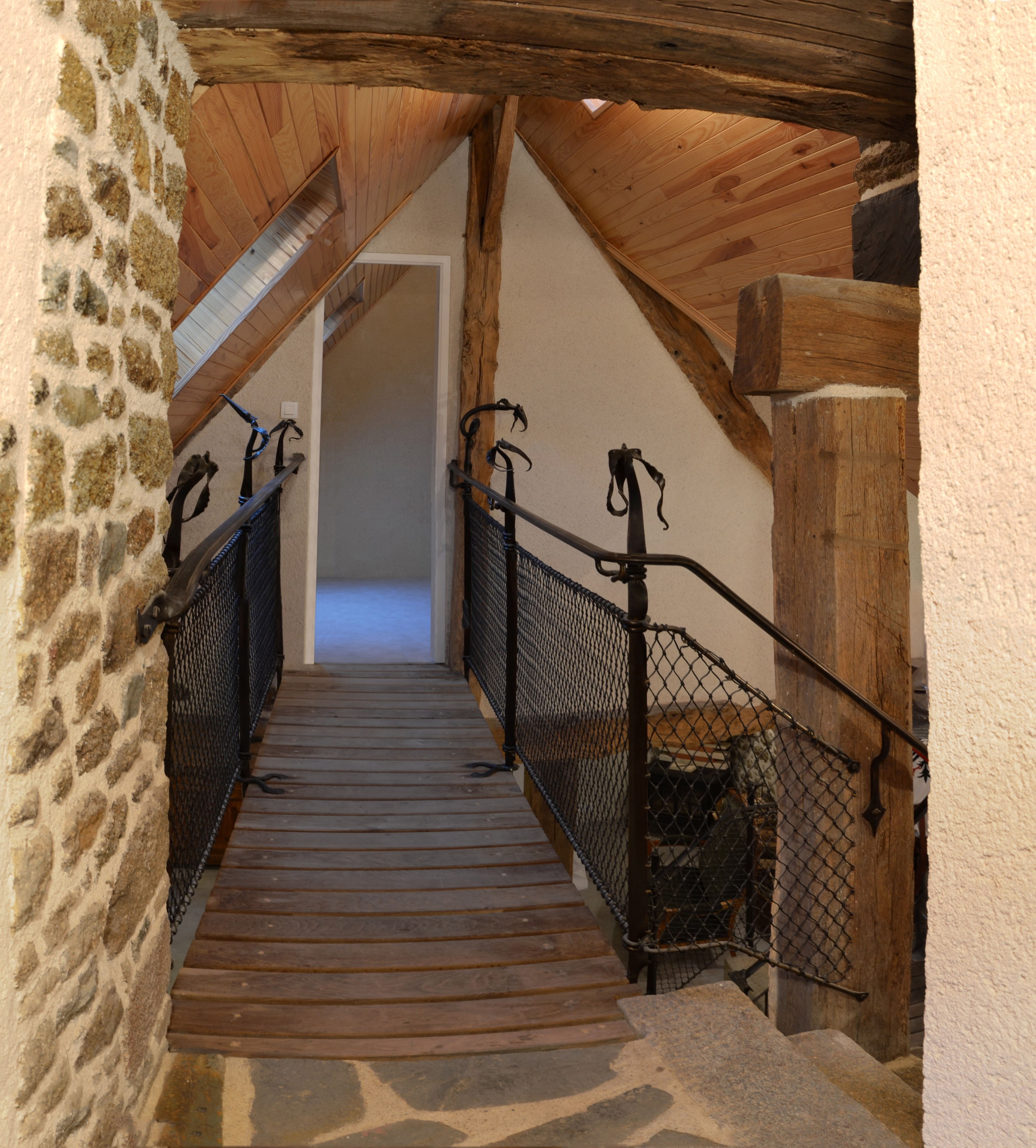 Passerelle sécurisée joliment ouvragée entre les deux chambres du 2nd étage.