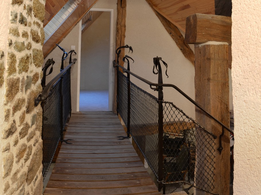 Passerelle sécurisée joliment ouvragée entre les deux chambres du 2nd étage.