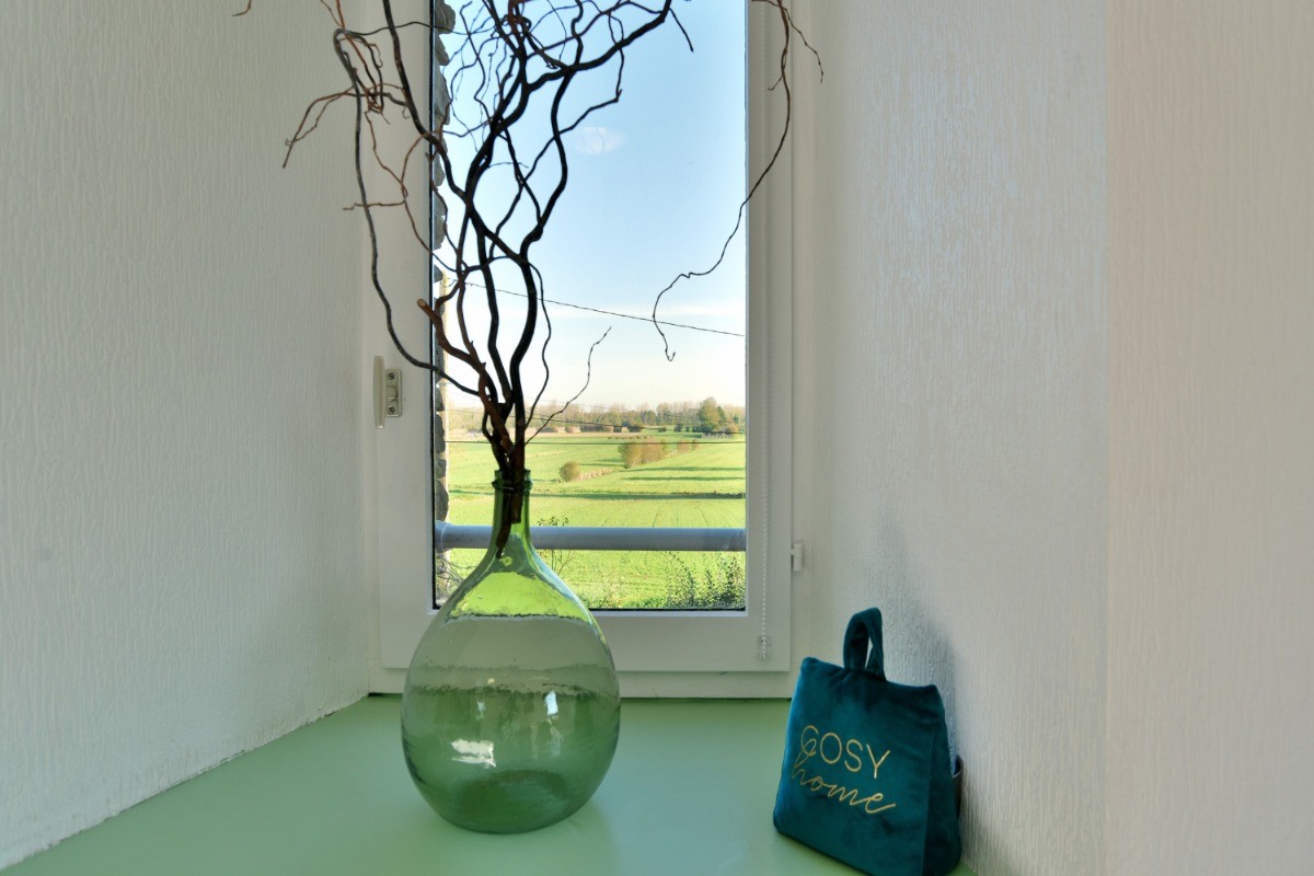 1 chambre pour 2 personnes au 1er étage (literie grande largeur 160*200 cm) avec salle d'eau et WC communicants. Vue dégagée sur la campagne environnante, à 5 km de la Baie du Mont-Saint-Michel.