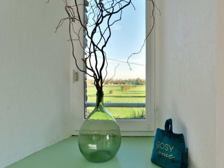 1 chambre pour 2 personnes au 1er étage (literie grande largeur 160*200 cm) avec salle d'eau et WC communicants. Vue dégagée sur la campagne environnante, à 5 km de la Baie du Mont-Saint-Michel.