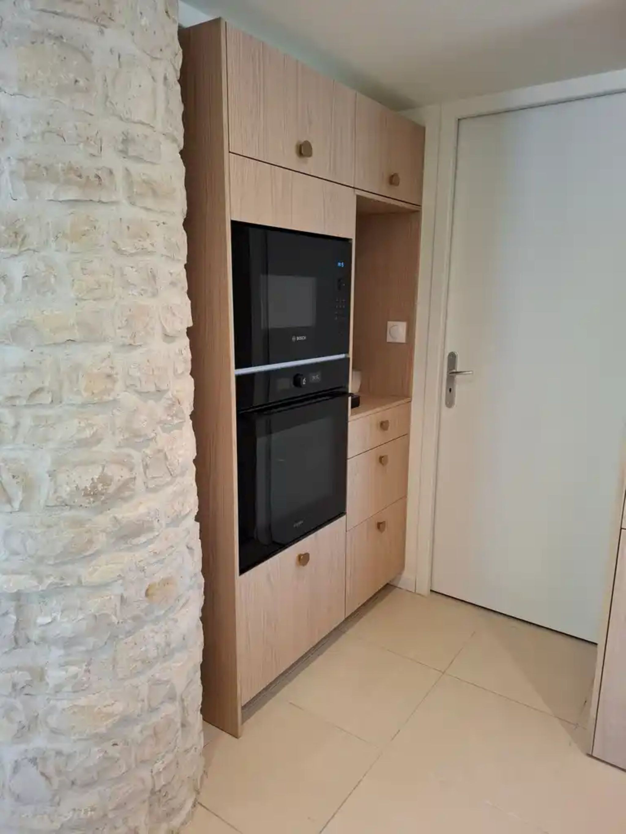 The fully fitted and equipped kitchen at the Gîte de l’Aigrette, with a private, secure swimming pool in Nieul-sur-Mer, near La Rochelle and the coast in Charente-Maritime, accommodating 12 people