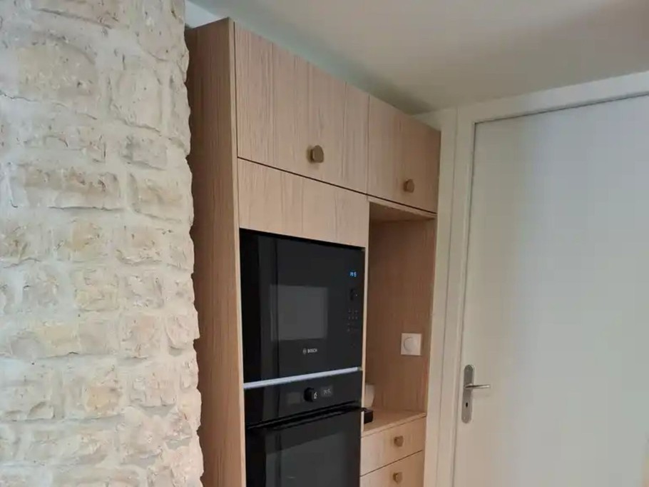 The fully fitted and equipped kitchen at the Gîte de l’Aigrette, with a private, secure swimming pool in Nieul-sur-Mer, near La Rochelle and the coast in Charente-Maritime, accommodating 12 people