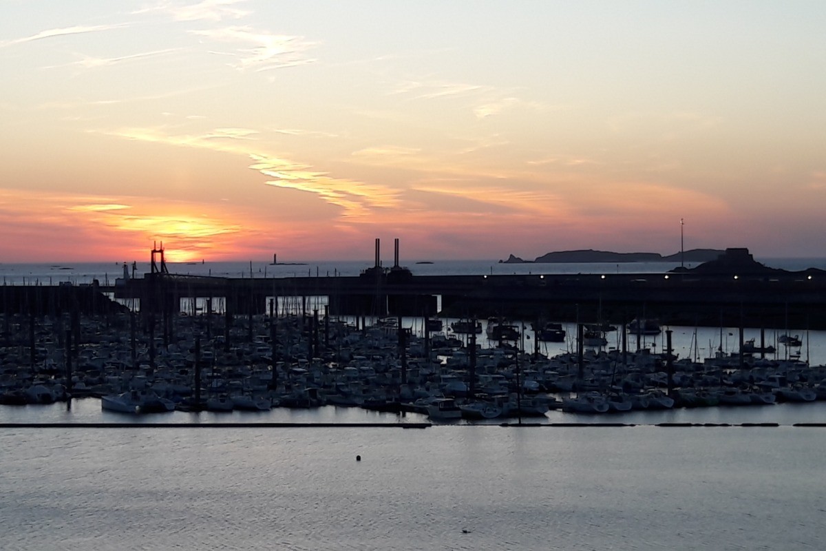 Coucher du soleil sur le port des Bas Sablons - Vue depuis l'appartement.