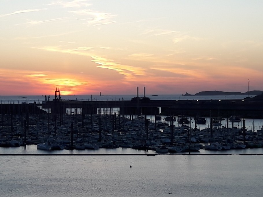 Coucher du soleil sur le port des Bas Sablons - Vue depuis l'appartement.