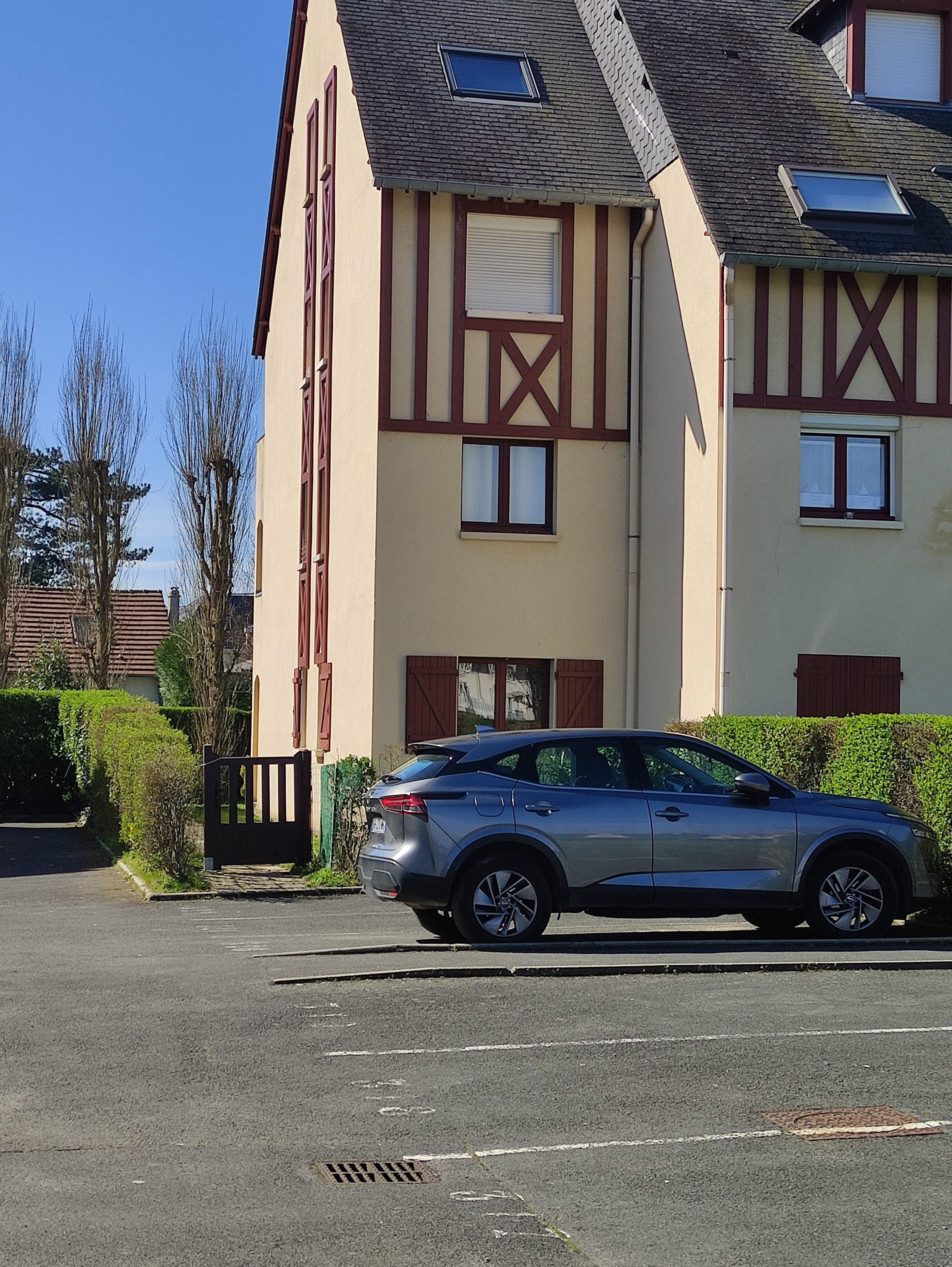 Portillon d'entrée avec place de parking