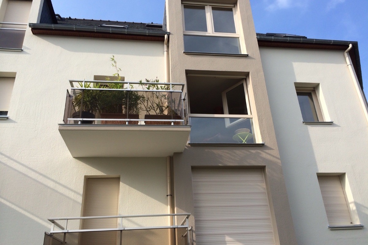 extérieur immeuble et le balcon fleuri