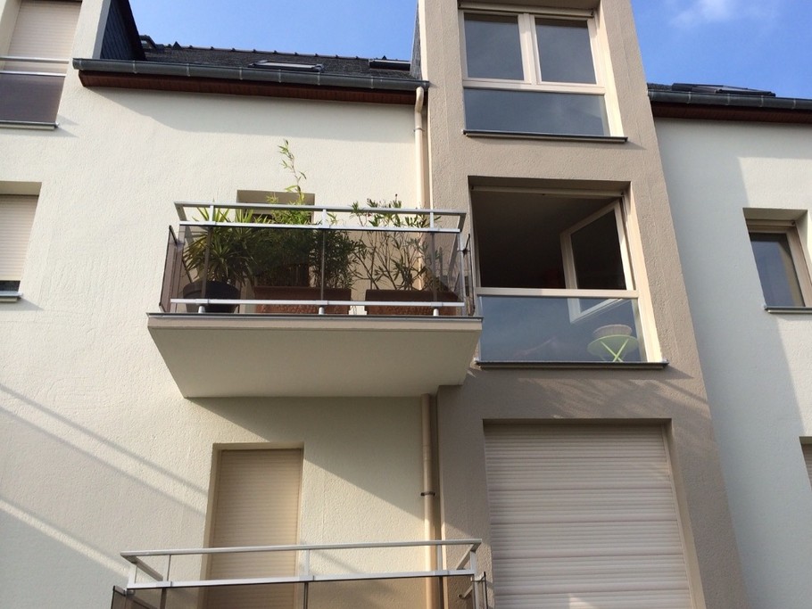 extérieur immeuble et le balcon fleuri