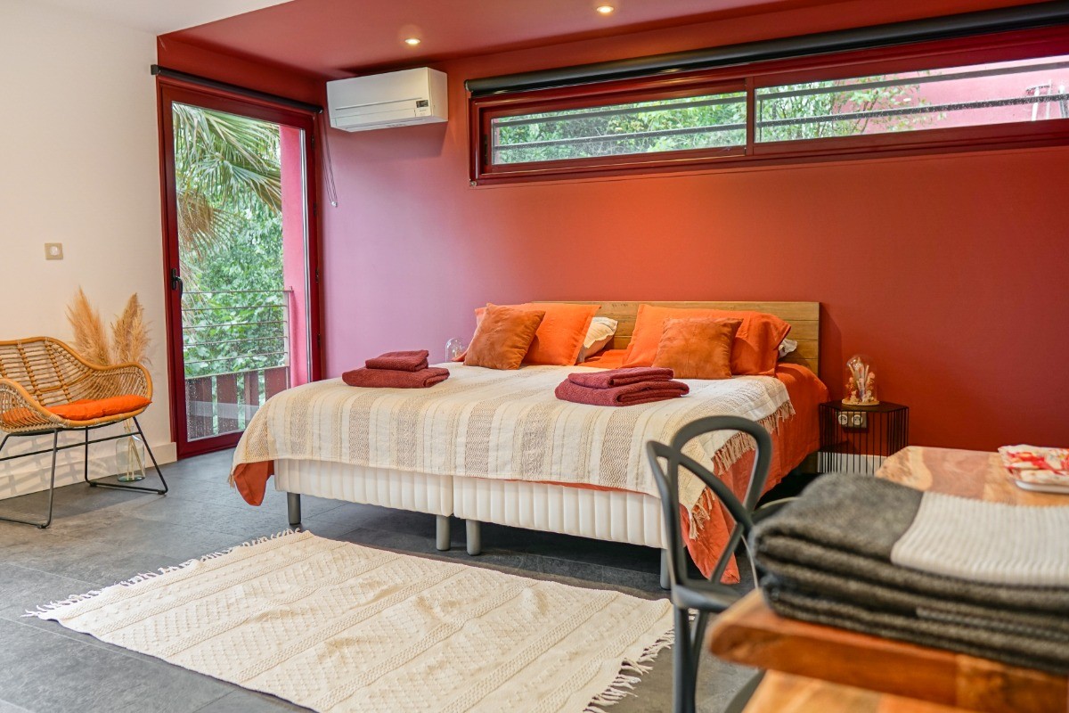 Grande chambre climatisée avec grand lit en 180cm