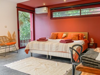 Grande chambre climatisée avec grand lit en 180cm