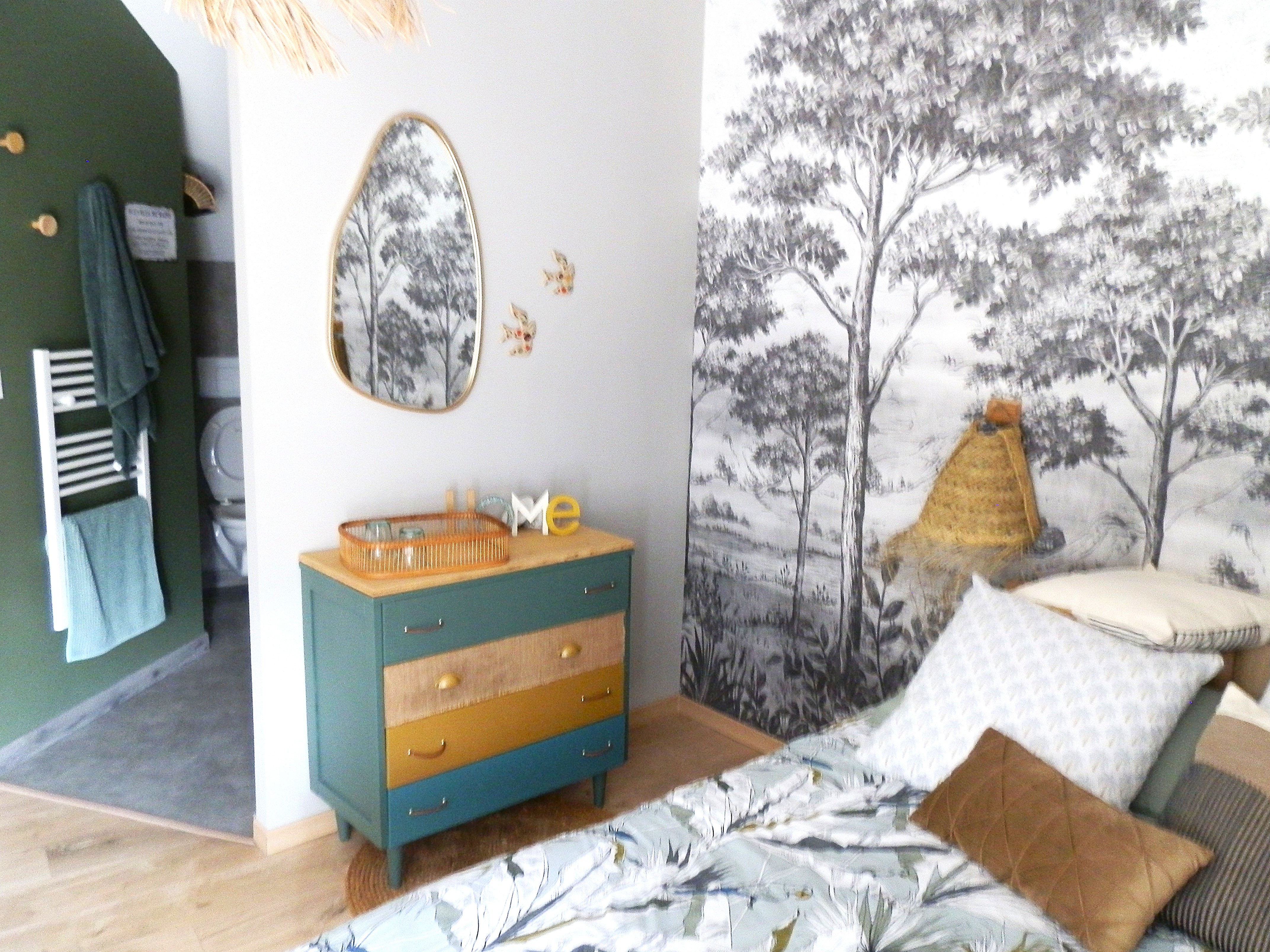Pour 2 personnes (1 lit 140cm x 190 cm) avec bureau, TV et fauteuil. Salle d'eau communicante et WC. 🛌📺🚿🚽