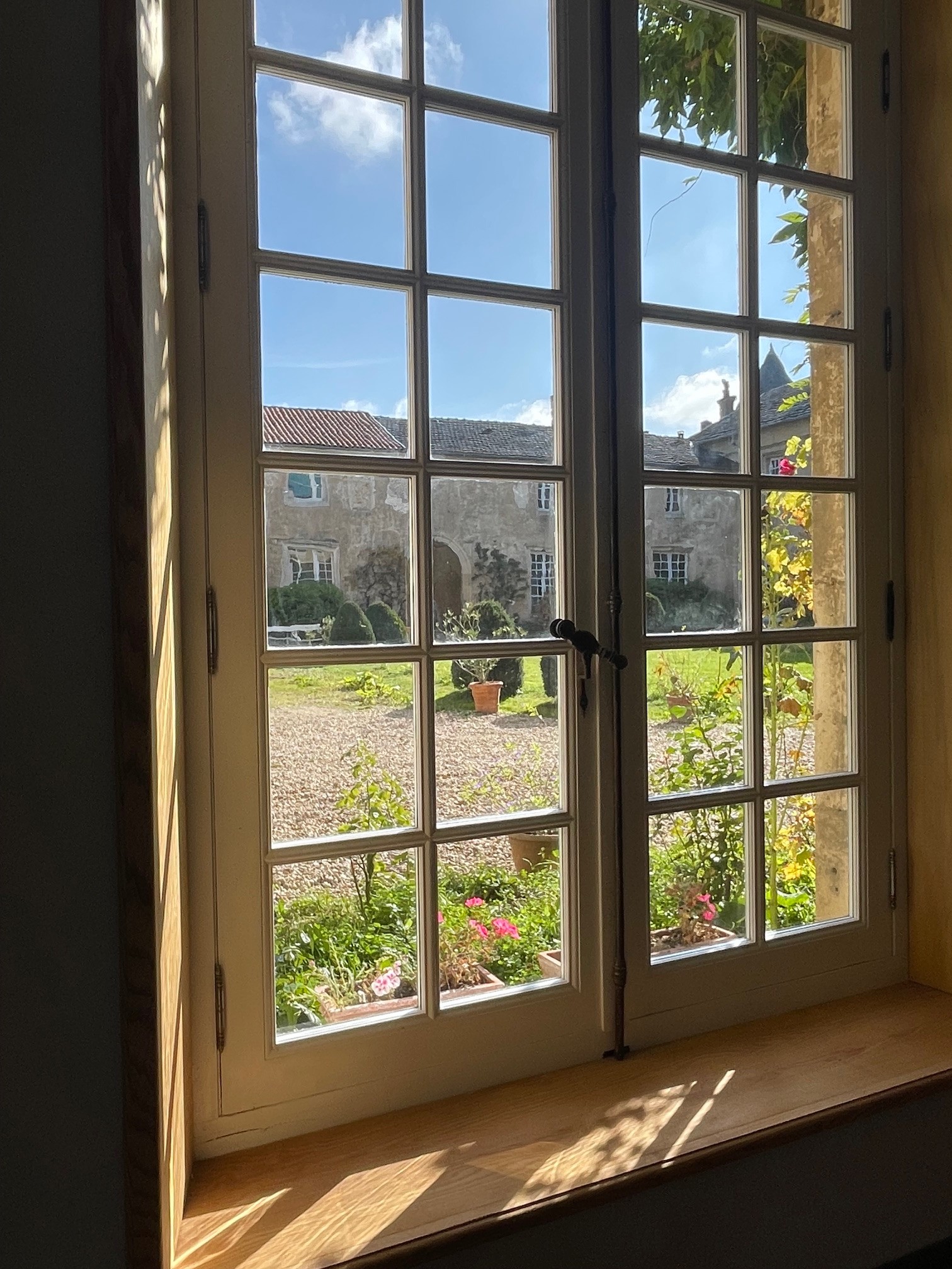 Vue cour intérieure depuis salon - Château de Ville au Val