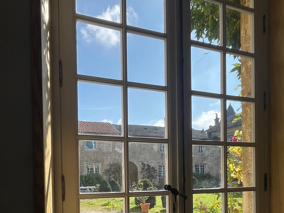 Vue cour intérieure depuis salon - Château de Ville au Val