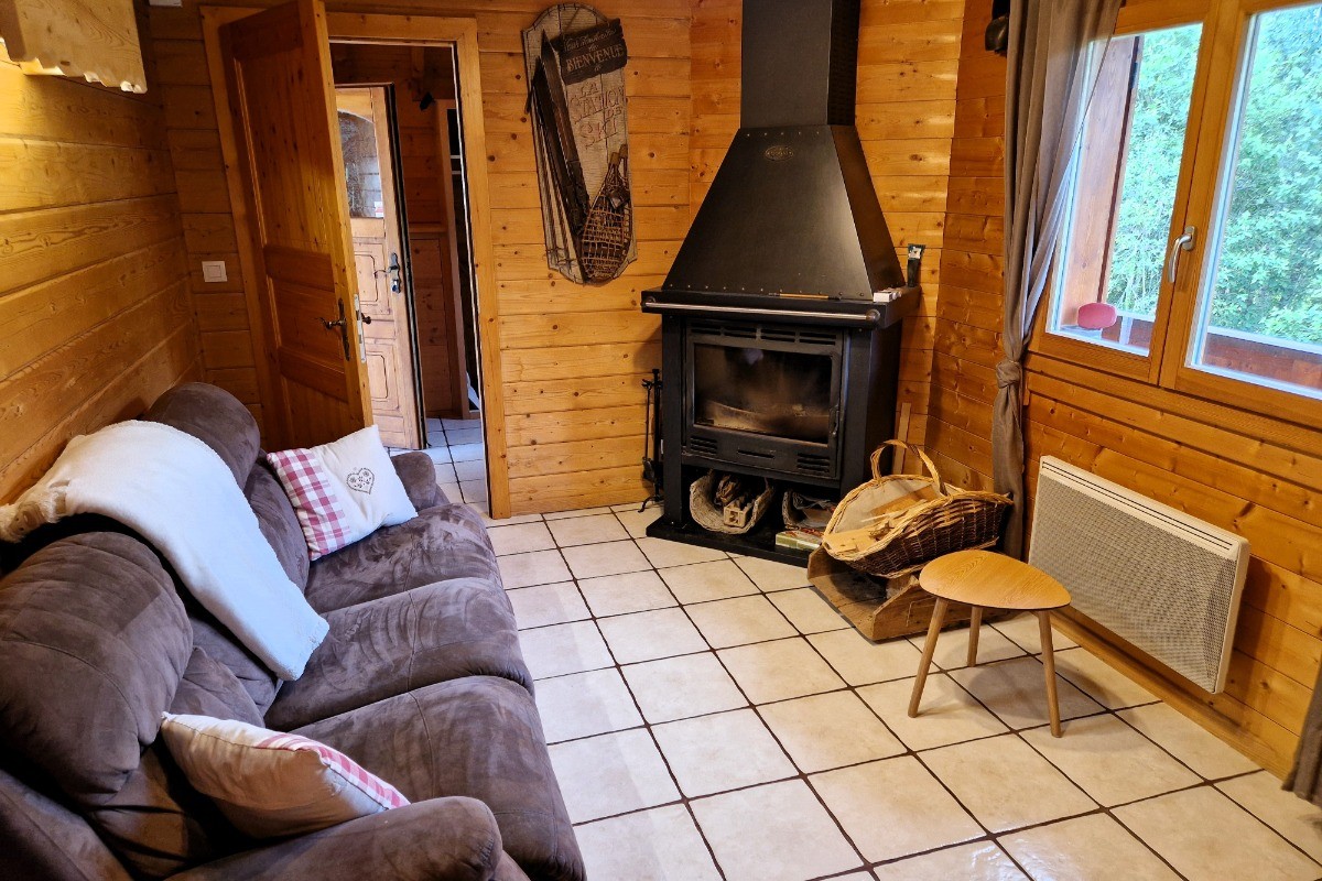 Salon avec sa cheminée à bois - Chalet de montagne au cœur des Vosges - La Bresse