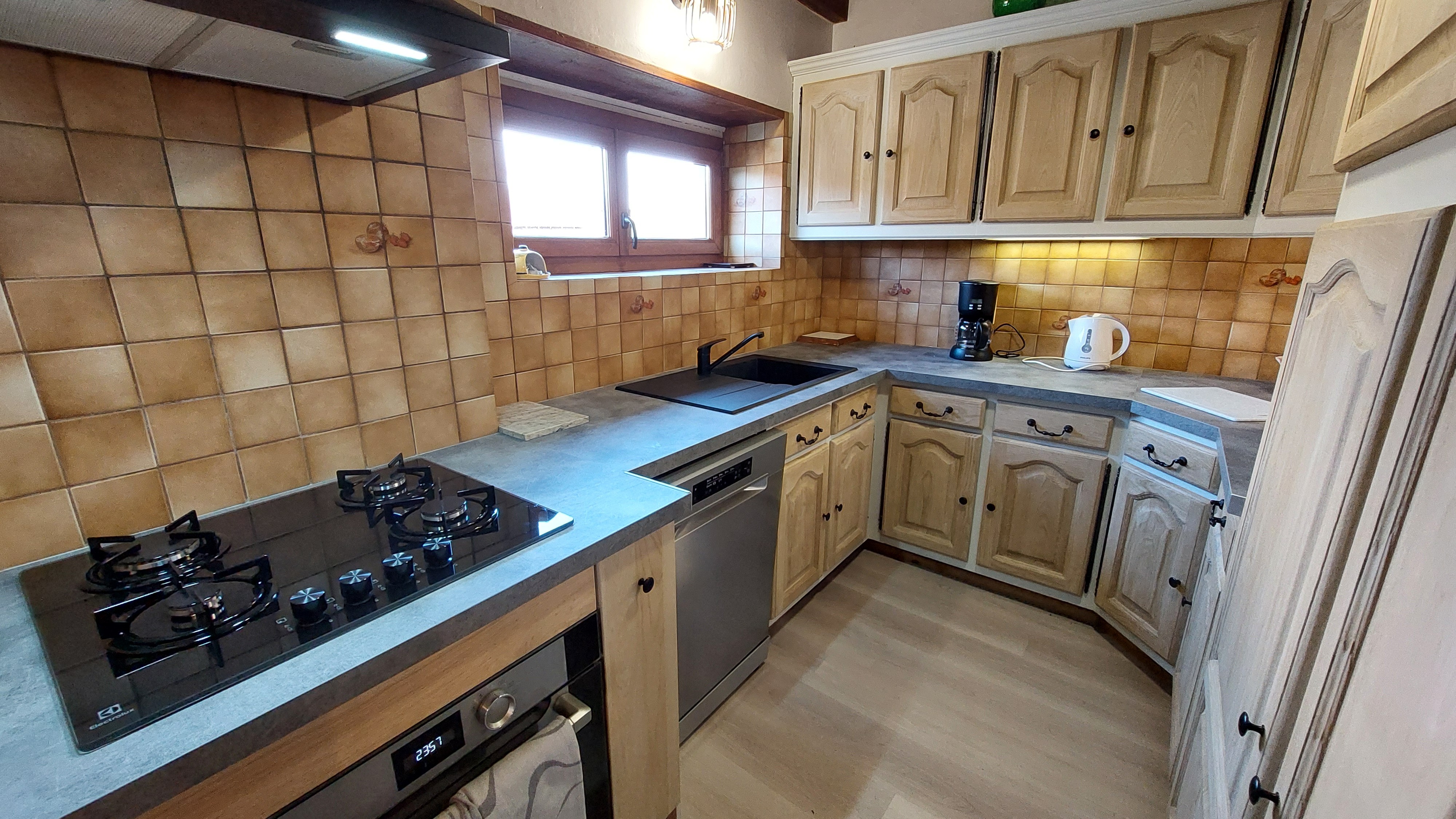 Fitted kitchen with gas hob, dishwasher and worktop in gîte