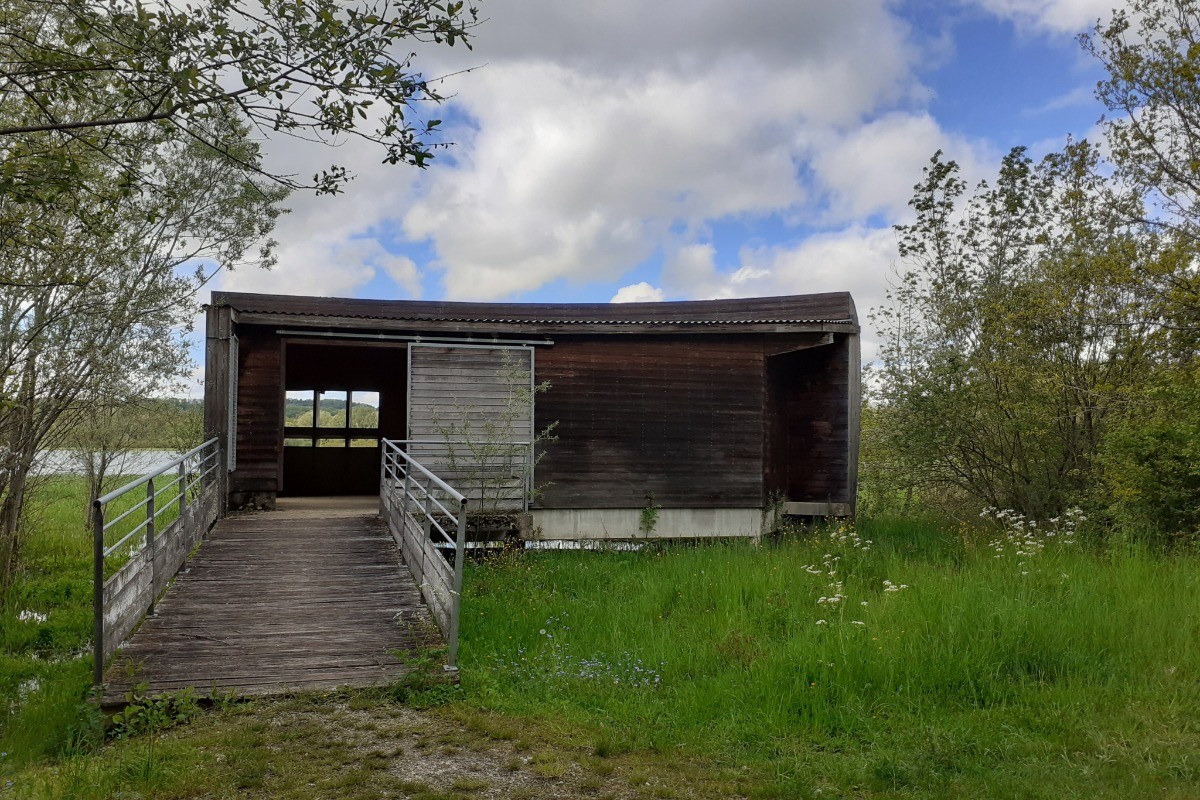 observatoire au bord du lac