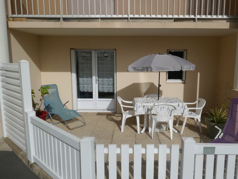 Terrasse avec salon de jardin et transats