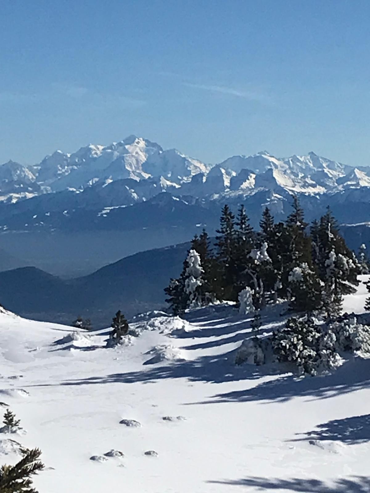 Vue sur les montagnes enneigées