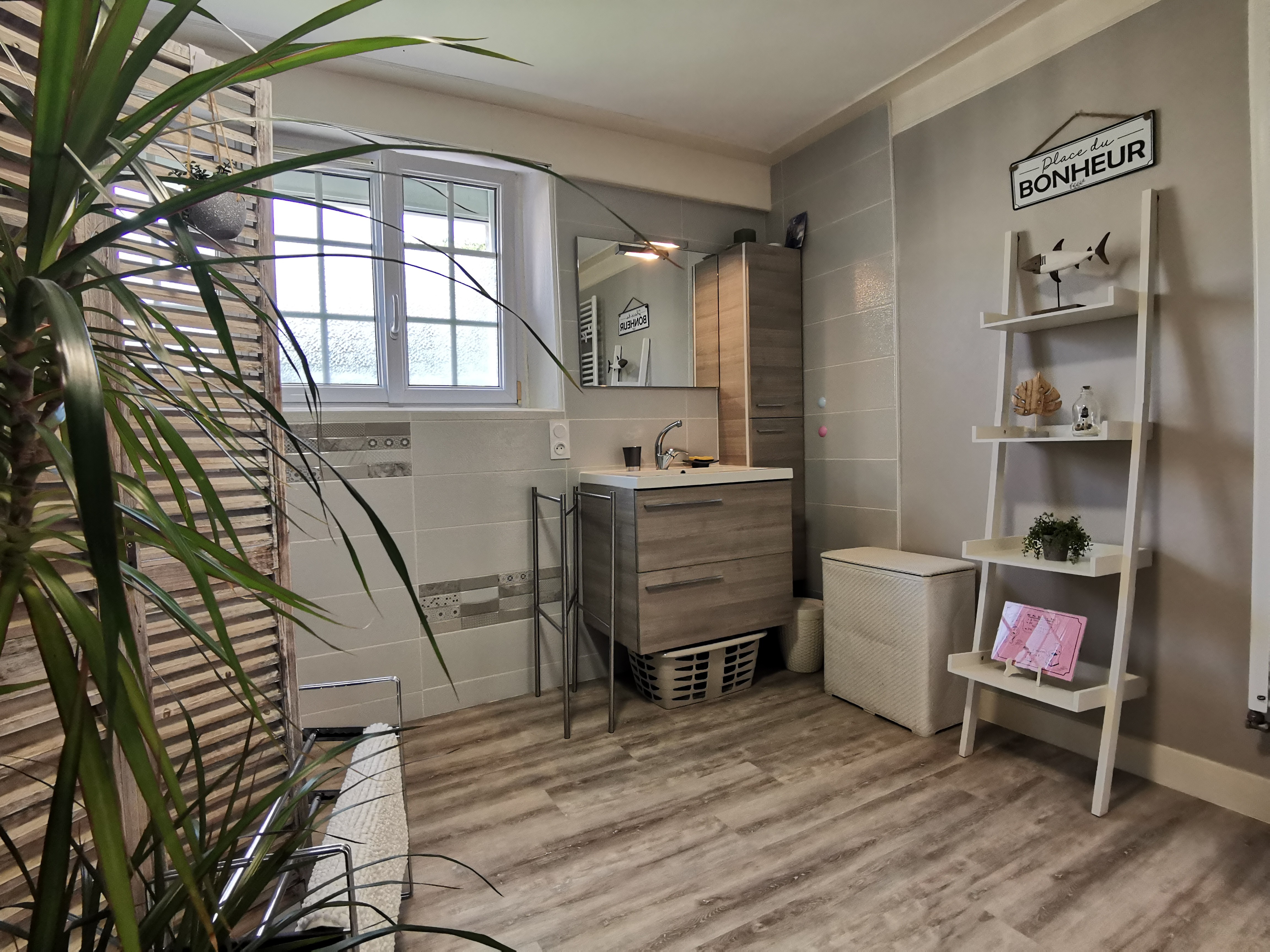 Une salle d'eau avec douche et WC