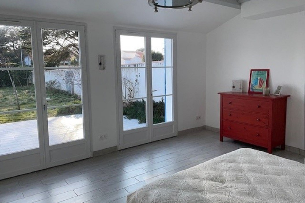 Chambre avec un lit en 160 - Annexe extérieure à la maison principale