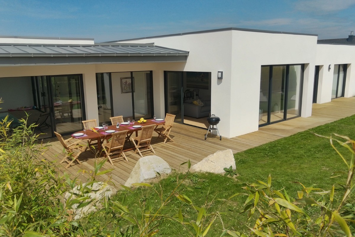 Extérieur de la maison avec salon de jardin et barbecue