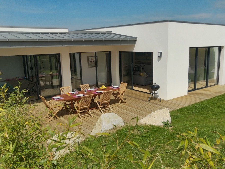 Extérieur de la maison avec salon de jardin et barbecue