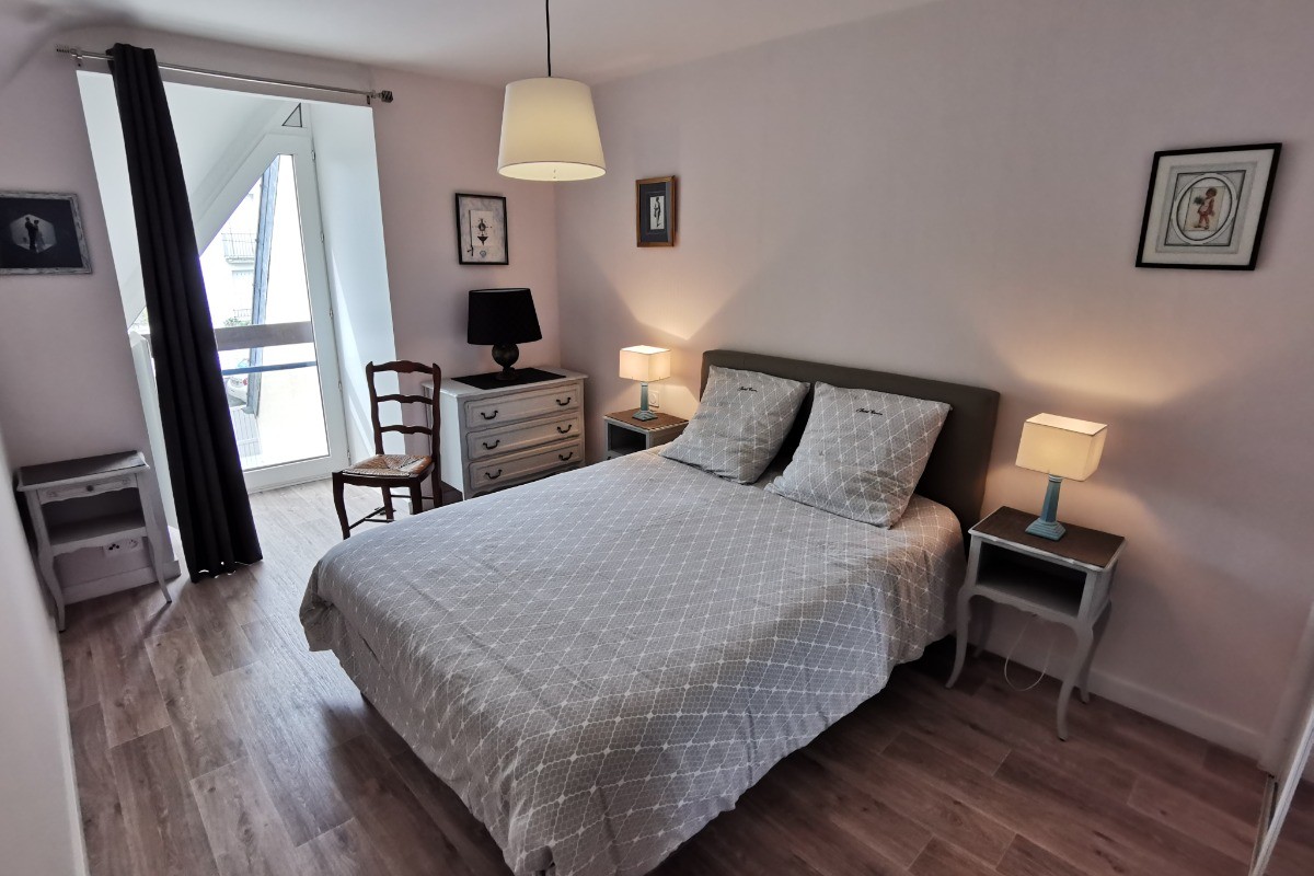 Chambre avec lit 140 à l'étage