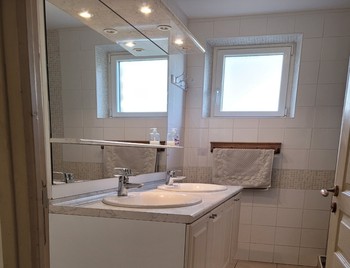 LE BLEIZ Yvon, location "Vue panoramique" située à Paimpol, salle d'eau du RDC avec double vasque et douche