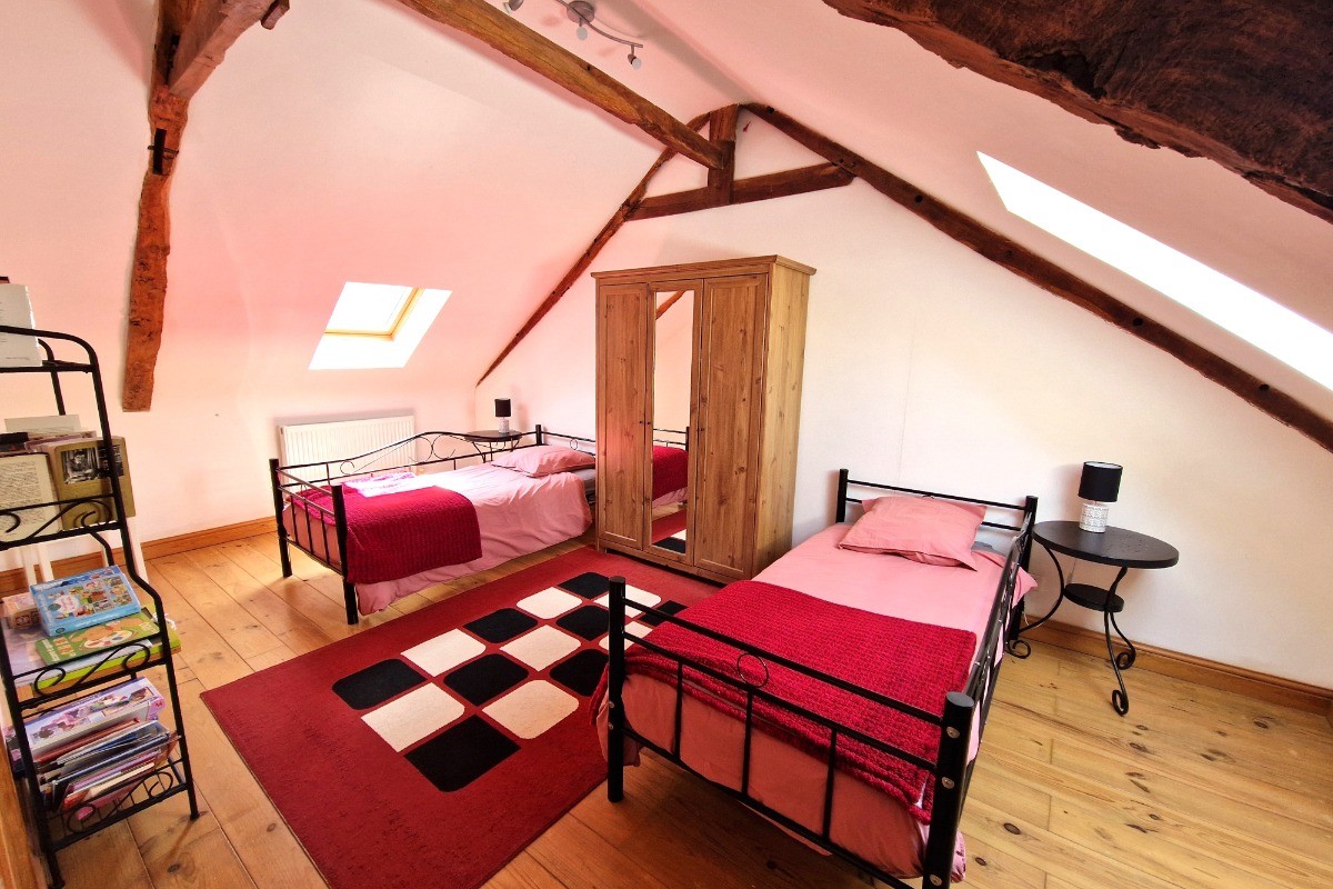 Chambre indépendante pour 2 personnes (2 lits 90 x 190 cm)  de plus de 13 ,5 m² au 2nd étage.