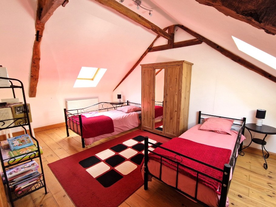 Chambre indépendante pour 2 personnes (2 lits 90 x 190 cm) de plus de 13 ,5 m² au 2nd étage.