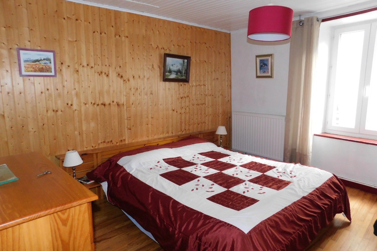 chambre edelweiss et son lit en 160