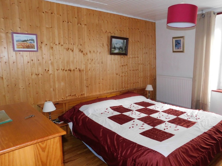 chambre edelweiss et son lit en 160