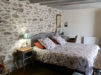 chambre familiale 1 lit 160/ 200 + 2 lits 90/ 200 dont 1 lit tiroir.