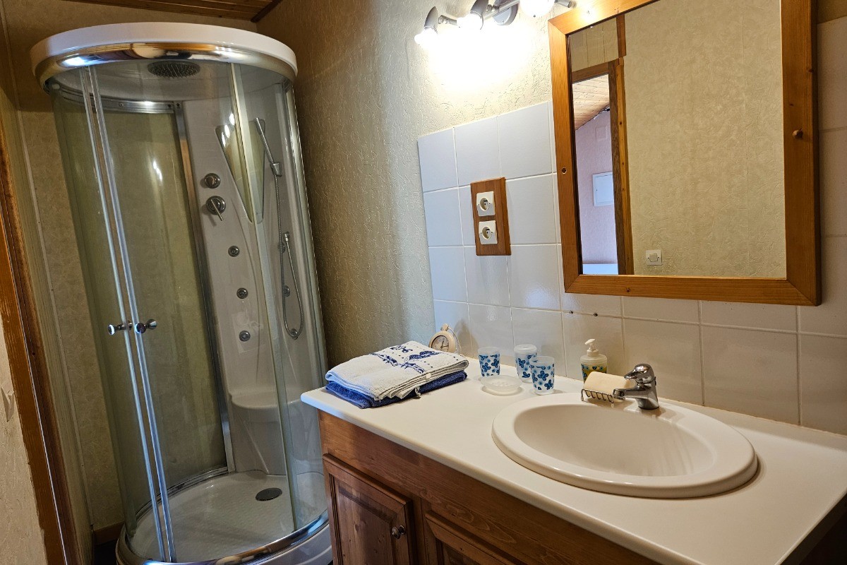Salle d'eau étage attenante à la chambre - Maison au beau site