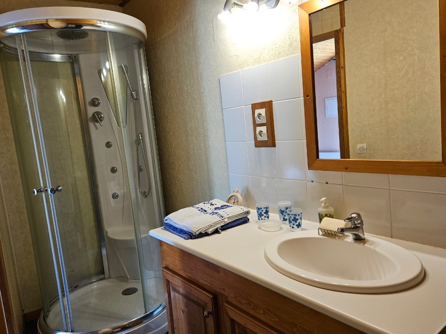 Salle d'eau étage attenante à la chambre - Maison au beau site