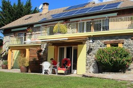 Ancienne ferme entièrement rénovée en matériaux naturels à Savines le Lac vue sur le lac (Hautes-Alpes) - maison terrasse