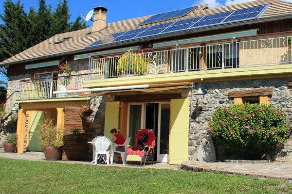 Ancienne ferme entièrement rénovée en matériaux naturels à Savines le Lac vue sur le lac (Hautes-Alpes) - maison terrasse
