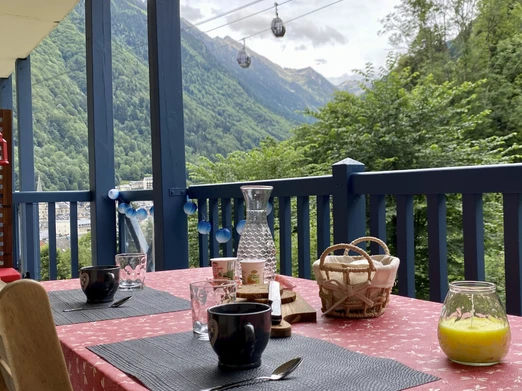 Balcon terrasse vue sur bois, cascade, montagne et village de Cauterets