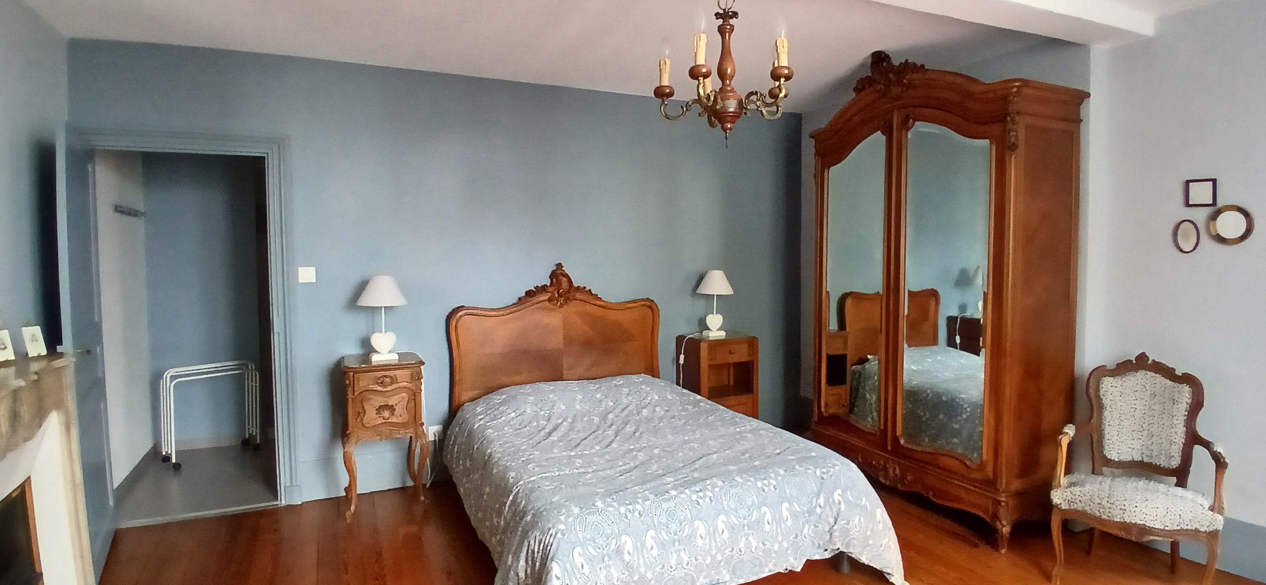 Esprit de Famille holiday cottage in Briennon: The Blue Room