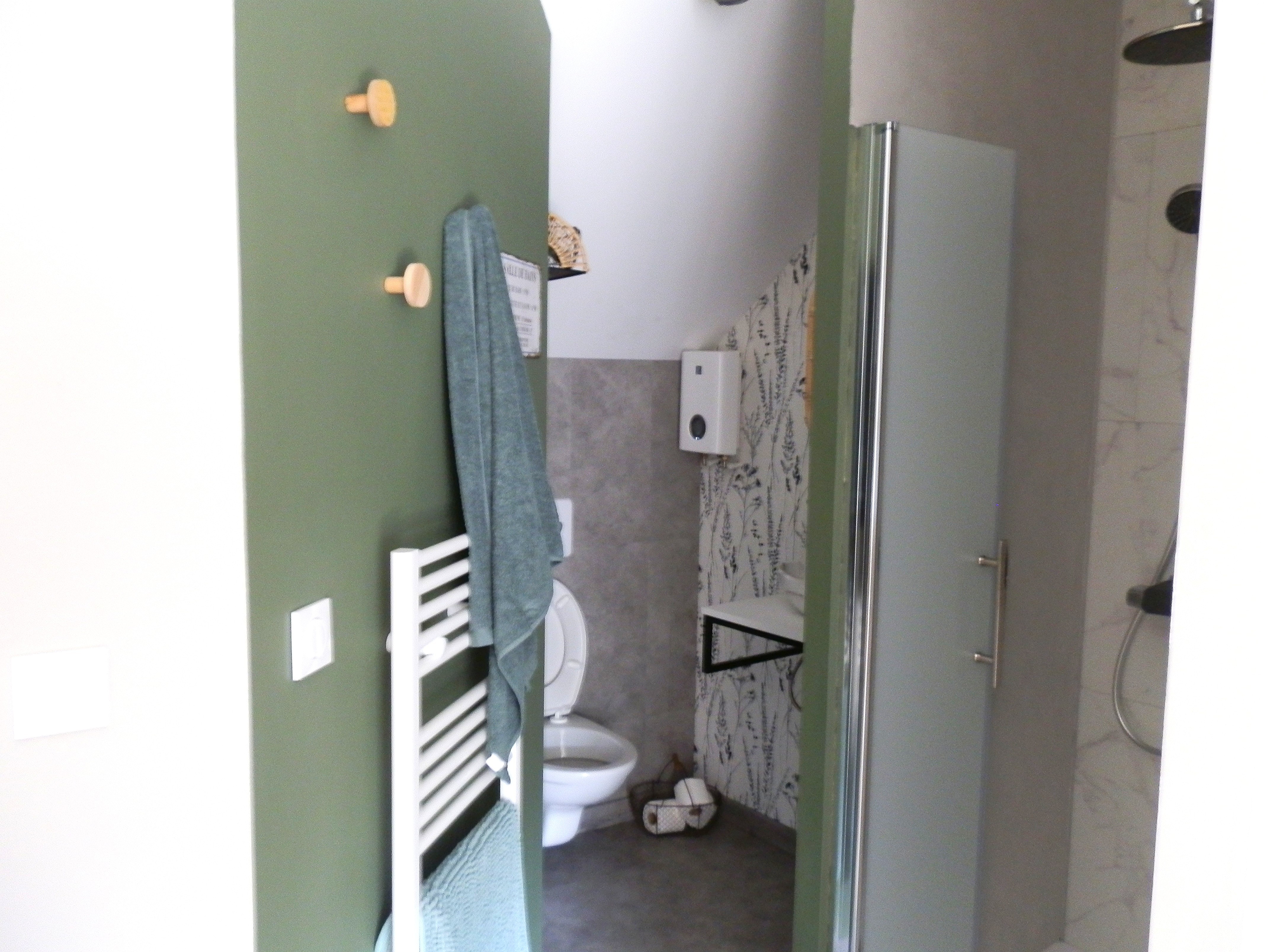 Salle d'eau  et WC privatif. 🛌📺🚿🚽