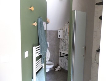 Salle d'eau et WC privatif. 🛌📺🚿🚽