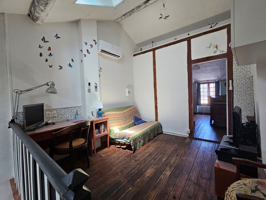 Mezzanine au 2e étage avec bureau, canapé et télévision avec lecteur DVD, WIFI