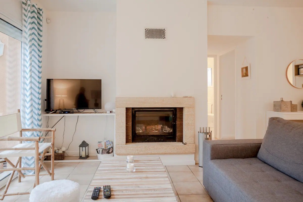 Chambre 1 - Dormir - Détente - Décoration - Bois - Nature - Calme - La Salon - Cheminée - TV - La Pinède Guesthouse - Gîte - Vielle-Saint-Girons - Landes - Crédit photo : Céline