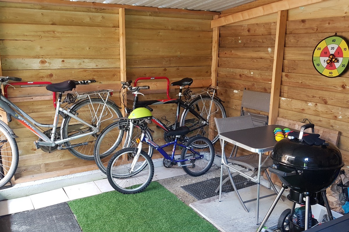local à vélos avec une douche retour de plage