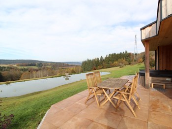 La terrasse, sa vue sur la vallée et l'étang d'agrément - Gite Le Cerf - Nature Cottage Vosges